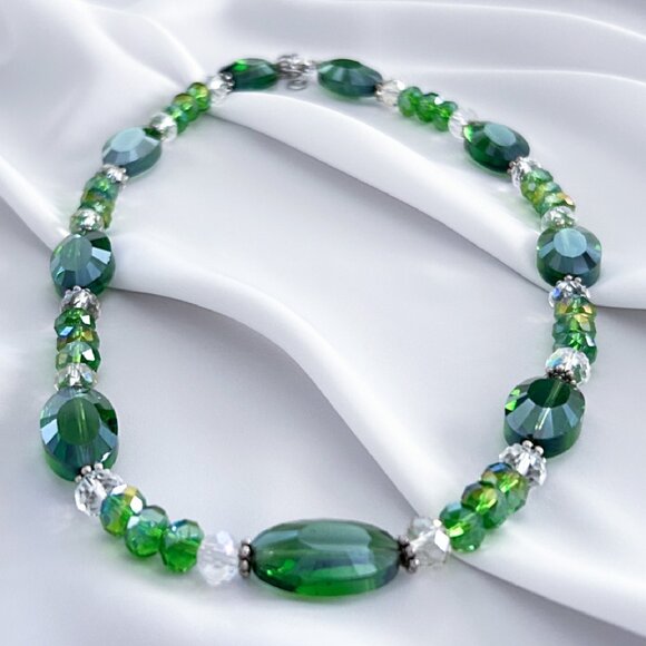 Emerald Green Bead Necklace - Picture 2 of 3